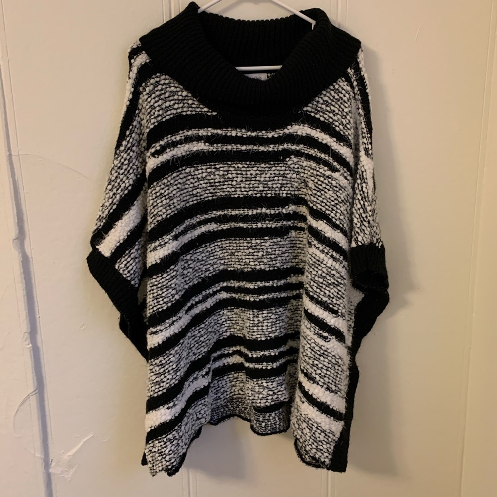 Calvin Klein Black & White Poncho Size Large/XL